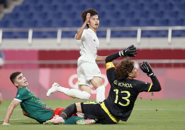 Tokyo Olympics: Football Kaoru Mitoma (white) scores for Japan against Mexico in the second half of the Tokyo Olympic men s football bronze medal match on Aug. 6, 2021, at Saitama Stadium near Tokyo.  A14AA0000756864P