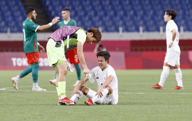 Tokyo Olympics: Football Takefusa Kubo (C, R) weeps following Japan s 3-1 loss to Mexico in the men s football bronze medal match at the Tokyo Olympics on Aug. 6, 2021, at Saitama Stadium near Tokyo.  A14AA0000756867P