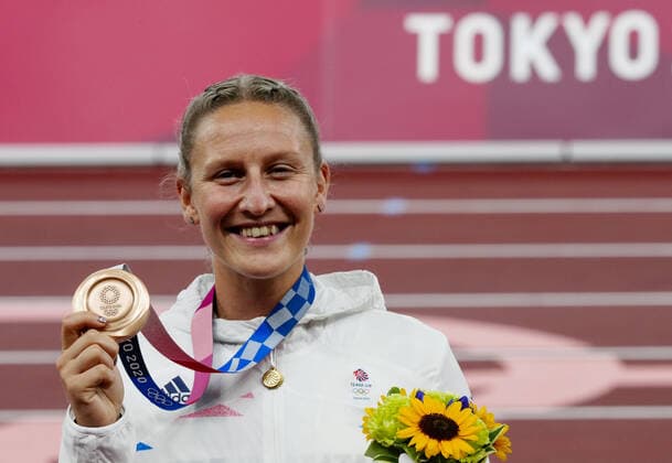 Tokio 2020 im Jahr 2021, Leichtathletik, Stabhochsprung, Damen, Siegerehrung Mandatory Credit: Photo by Dave Shopland Shutterstock (12249250e) Holly Bradshaw (GBR) with her Bronze Medal - Women s Pole Vault Final Athletics, Olympic Stadium, Tokyo Olympic Games, Olympische Spiele, Olympia, OS 2020, Japan - 06 Aug 2021 Athletics, Olympic Stadium, Tokyo Olympic Games 2020, Japan - 06 Aug 2021  Copyright: xDavexShopland Shutterstockx 12249250e