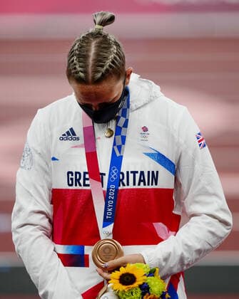 Tokio 2020 im Jahr 2021, Leichtathletik, Stabhochsprung, Damen, Siegerehrung Mandatory Credit: Photo by Dave Shopland Shutterstock (12249250d) Holly Bradshaw (GBR) with her Bronze Medal - Women s Pole Vault Final Athletics, Olympic Stadium, Tokyo Olympic Games, Olympische Spiele, Olympia, OS 2020, Japan - 06 Aug 2021 Athletics, Olympic Stadium, Tokyo Olympic Games 2020, Japan - 06 Aug 2021  Copyright: xDavexShopland Shutterstockx 12249250d