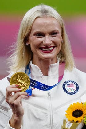 Tokio 2020 im Jahr 2021, Leichtathletik, Stabhochsprung, Damen, Siegerehrung Mandatory Credit: Photo by Dave Shopland Shutterstock (12249250k) Katie Nageotte (GBR) with her Gold Medal - Women s Pole Vault Final Athletics, Olympic Stadium, Tokyo Olympic Games, Olympische Spiele, Olympia, OS 2020, Japan - 06 Aug 2021 Athletics, Olympic Stadium, Tokyo Olympic Games 2020, Japan - 06 Aug 2021  Copyright: xDavexShopland Shutterstockx 12249250k