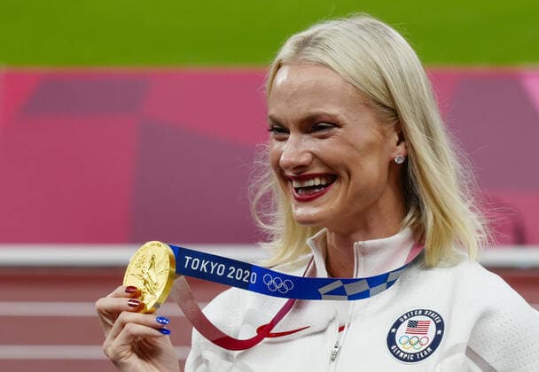 Tokio 2020 im Jahr 2021, Leichtathletik, Stabhochsprung, Damen, Siegerehrung Mandatory Credit: Photo by Dave Shopland Shutterstock (12249250g) Katie Nageotte (GBR) with her Gold Medal - Women s Pole Vault Final Athletics, Olympic Stadium, Tokyo Olympic Games, Olympische Spiele, Olympia, OS 2020, Japan - 06 Aug 2021 Athletics, Olympic Stadium, Tokyo Olympic Games 2020, Japan - 06 Aug 2021  Copyright: xDavexShopland Shutterstockx 12249250g