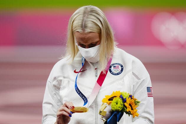 Tokio 2020 im Jahr 2021, Leichtathletik, Stabhochsprung, Damen, Siegerehrung Mandatory Credit: Photo by Dave Shopland Shutterstock (12249250h) Katie Nageotte (GBR) with her Gold Medal - Women s Pole Vault Final Athletics, Olympic Stadium, Tokyo Olympic Games, Olympische Spiele, Olympia, OS 2020, Japan - 06 Aug 2021 Athletics, Olympic Stadium, Tokyo Olympic Games 2020, Japan - 06 Aug 2021  Copyright: xDavexShopland Shutterstockx 12249250h
