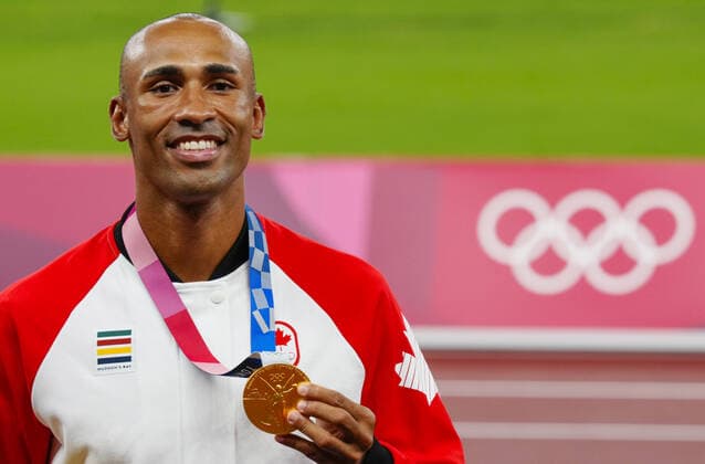 Mandatory Credit: Photo by Dave Shopland Shutterstock (12249250aw) Damian Warner (CAN) with his Gold Medal - Men s Decathlon Athletics, Olympic Stadium, Tokyo Olympic Games, Olympische Spiele, Olympia, OS 2020, Japan - 06 Aug 2021 Athletics, Olympic Stadium, Tokyo Olympic Games 2020, Japan - 06 Aug 2021  Copyright: xDavexShopland Shutterstockx 12249250aw