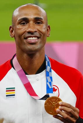 Mandatory Credit: Photo by Dave Shopland Shutterstock (12249250ar) Damian Warner (CAN) with his Gold Medal - Men s Decathlon Athletics, Olympic Stadium, Tokyo Olympic Games, Olympische Spiele, Olympia, OS 2020, Japan - 06 Aug 2021 Athletics, Olympic Stadium, Tokyo Olympic Games 2020, Japan - 06 Aug 2021  Copyright: xDavexShopland Shutterstockx 12249250ar