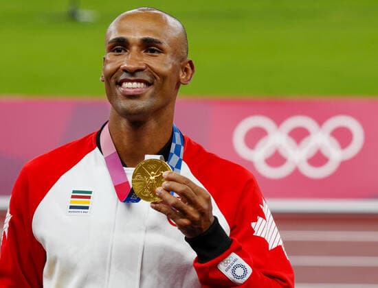 Mandatory Credit: Photo by Dave Shopland Shutterstock (12249250av) Damian Warner (CAN) with his Gold Medal - Men s Decathlon Athletics, Olympic Stadium, Tokyo Olympic Games, Olympische Spiele, Olympia, OS 2020, Japan - 06 Aug 2021 Athletics, Olympic Stadium, Tokyo Olympic Games 2020, Japan - 06 Aug 2021  Copyright: xDavexShopland Shutterstockx 12249250av
