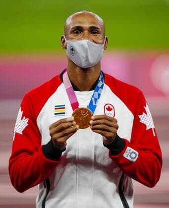 Mandatory Credit: Photo by Dave Shopland Shutterstock (12249250ao) Damian Warner (CAN) with his Gold Medal - Men s Decathlon Athletics, Olympic Stadium, Tokyo Olympic Games, Olympische Spiele, Olympia, OS 2020, Japan - 06 Aug 2021 Athletics, Olympic Stadium, Tokyo Olympic Games 2020, Japan - 06 Aug 2021  Copyright: xDavexShopland Shutterstockx 12249250ao