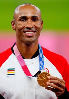 Mandatory Credit: Photo by Dave Shopland Shutterstock (12249250ap) Damian Warner (CAN) with his Gold Medal - Men s Decathlon Athletics, Olympic Stadium, Tokyo Olympic Games, Olympische Spiele, Olympia, OS 2020, Japan - 06 Aug 2021 Athletics, Olympic Stadium, Tokyo Olympic Games 2020, Japan - 06 Aug 2021  Copyright: xDavexShopland Shutterstockx 12249250ap