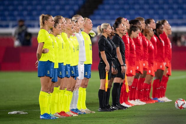 210806 Players of Sweden and of Canada ahead of the womens football final during day 14 of the Tokyo 2020 Olympic Games on August 6, 2021 in Tokyo Photo Carl Sandin BILDBYRAN kod CS DS0190 fotboll football soccer fotball olympic games olympics os ol olympiska spel olympiske toys tokyo2020 tokyo 2020 tokyo os tokyo ol bbeng sweden sweden canada canada final,  Copyright: CARLxSANDIN BB210806CS009
