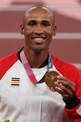 August 6, 2021, Tokyo, Japan: Canada s Damian Warner holds up his gold medal during the medal ceremony for men s decathlon at the Tokyo Olympics in Tokyo, Japan on Friday, Aug.6, 2021. Canada News - August 6, 2021  - ZUMAc35_ 20210806_zaf_c35_004 Copyright: xNathanxDenettex
