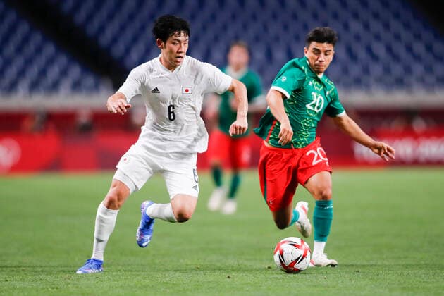 August 6, 2021, Saitama, Japan: WATARU ENDO (6) of Japan in action against FERNANDO BELTRAN (20) of Mexico during the football men s bronze medal match between Mexico and Japan during the Tokyo 2020 Olympic Games, Olympische Spiele, Olympia, OS at the Saitama Stadium. Mexico defeats Japan 3-1. Saitama Japan - ZUMAm191 20210806_zap_m191_008 Copyright: xRodrigoxReyesxMarinx