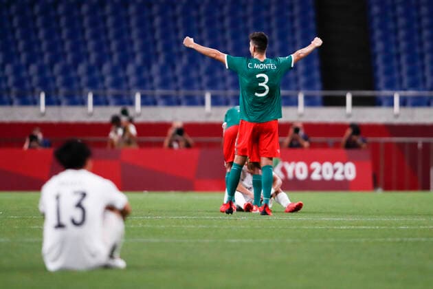 August 6, 2021, Saitama, Japan: Mexico s CESAR MONTES (3) celebrates after winning the football men s bronze medal match between Mexico and Japan during the Tokyo 2020 Olympic Games, Olympische Spiele, Olympia, OS at the Saitama Stadium. Mexico defeats Japan 3-1. Saitama Japan - ZUMAm191 20210806_zap_m191_009 Copyright: xRodrigoxReyesxMarinx