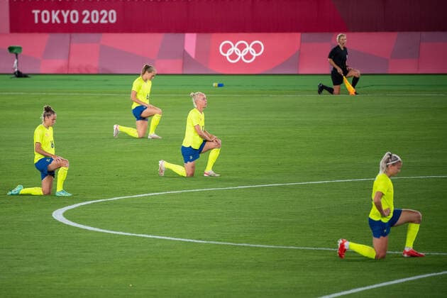 210806 Players of Sweden takes a knee ahead of the womens football final during day 14 of the Tokyo 2020 Olympic Games on August 6, 2021 in Tokyo Photo Jon Olav Nesvold BILDBYRAN COP 217 DS0190 fotboll football soccer fotball olympic games olympics os ol olympiska spel olympic games tokyo2020 tokyo 2020 tokyo os tokyo ol bbeng sweden sweden canada canada final,  Copyright: JONxOLAVxNESVOLD BB210806JE080