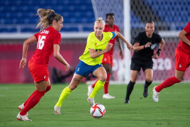 210806 Caroline Seger of Sweden and Janine Beckie of Canada in the womens football final during day 14 of the Tokyo 2020 Olympic Games on August 6, 2021 in Tokyo Photo Johanna Lundberg BILDBYRAN kod JL DS0190 fotboll football soccer fotball olympic games olympics os ol olympiska olympic games tokyo2020 tokyo 2020 tokyo os tokyo ol bbeng sweden sweden canada canada final,  Copyright: JOHANNAxLUNDBERG BB210806JL052