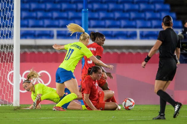 210806 Kosovare Asllani and Stina Blackstenius of Sweden against Kadeisha Buchanan and Vanessa Gilles of Canada in the womens football final during day 14 of the Tokyo 2020 Olympic Games on August 6, 2021 in Tokyo Photo Johanna Lundberg BILDBYRAN kod JL DS0190 fotboll football soccer fotball olympic games olympics os ol olympic games olympic games tokyo2020 tokyo 2020 tokyo os tokyo ol bbeng sweden canada canada canada final,  Copyright: JOHANNAxLUNDBERG BB210806JL055