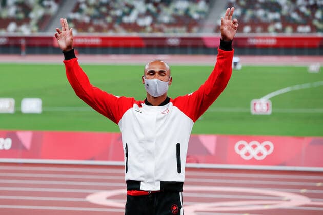 Men s decathlon gold medalist Damian Warner of Canada waves to the cameras during the medal ceremony at Olympic Stadium at the 2020 Summer Olympics in Tokyo, Japan on Friday, August 6, 2021. Damian Warner of Canada took gold with 9018 points, Kevin Mayer of France took silver with 8726 points and Ashley Moloney of Australia took bronze with 8649 points.  OLY20210806409 TasosxKatopodis