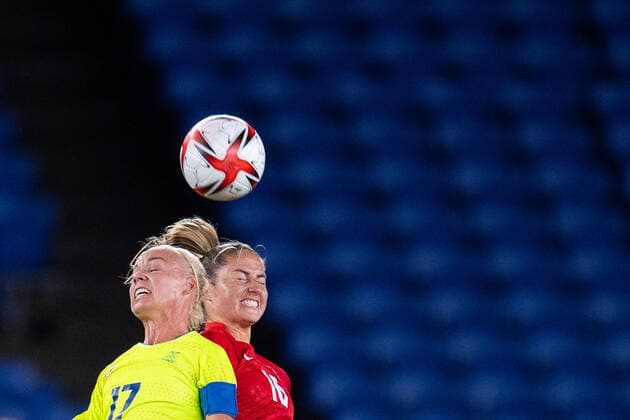 210806 Caroline Seger of Sweden and Janine Beckie of Canada in the women footballs football final during day 14 of the Tokyo 2020 Olympic Games on August 6, 2021 in Tokyo Photo Carl Sandin BILDBYRAN kod CS DS0190 fotboll football soccer fotball olympic games olympics os ol olympiska games olympic games tokyo2020 tokyo 2020 tokyo os tokyo ol bbeng sweden sweden canada canada final,  Copyright: CARLxSANDIN BB210806CS026