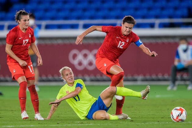 210806 Jessie Fleming and Christine Sinclair of Canada against Caroline Seger of Sweden in the womens football final during day 14 of the Tokyo 2020 Olympic Games on August 6, 2021 in Tokyo Photo Johanna Lundberg BILDBYRAN kod JL DS0190 fotboll football soccer fotball olympic games olympics os ol olympics olympics olympics tokyo2020 tokyo 2020 tokyo os tokyo ol bbeng sweden sweden canada canada final,  Copyright: JOHANNAxLUNDBERG BB210806JL063