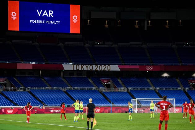 210806 A VAR situation is undergoing in the womens football final during day 14 of the Tokyo 2020 Olympic Games on August 6, 2021 in Tokyo Photo Johanna Lundberg BILDBYRAN code JL DS0190 fotboll football soccer fotball olympic games olympics os ol olympiska spel olympiske leker tokyo2020 tokyo 2020 tokyo os tokyo ol bbeng sweden sweden canada canada final VAR,  Copyright: JOHANNAxLUNDBERG BB210806JL081