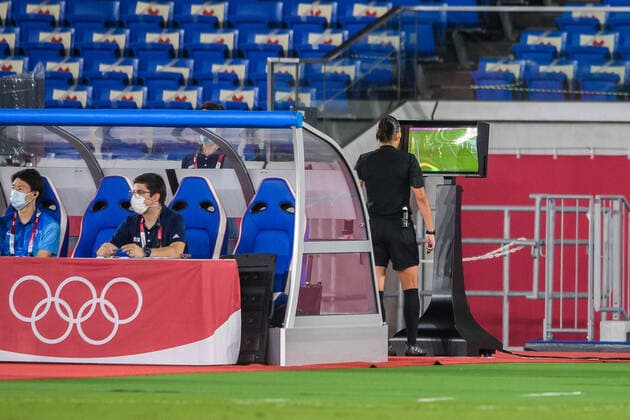 210806 Referee Anastasia Pustovoitova looking at a VAR situation in the womens football final during day 14 of the Tokyo 2020 Olympic Games on August 6, 2021 in Tokyo Photo Johanna Lundberg BILDBYRAN code JL DS0190 football football soccer football olympic games olympics os ol olympiska spel olympic games tokyo2020 tokyo 2020 tokyo os tokyo ol bbeng sweden sweden canada canada final,  Copyright: JOHANNAxLUNDBERG BB210806JL082
