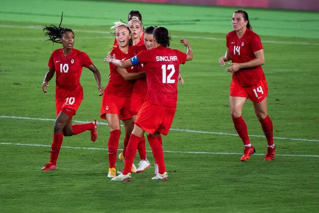 210806 Players of Canada celebrates 1 1 in the womens football final during day 14 of the Tokyo 2020 Olympic Games on August 6, 2021 in Tokyo Photo Jon Olav Nesvold BILDBYRAN COP 217 DS0190 fotboll football soccer fotball olympic games olympics os ol olympiska spel olympiske toys tokyo2020 tokyo 2020 tokyo os tokyo ol bbeng sweden sweden canada canada final cheer,  Copyright: JONxOLAVxNESVOLD BB210806JE100