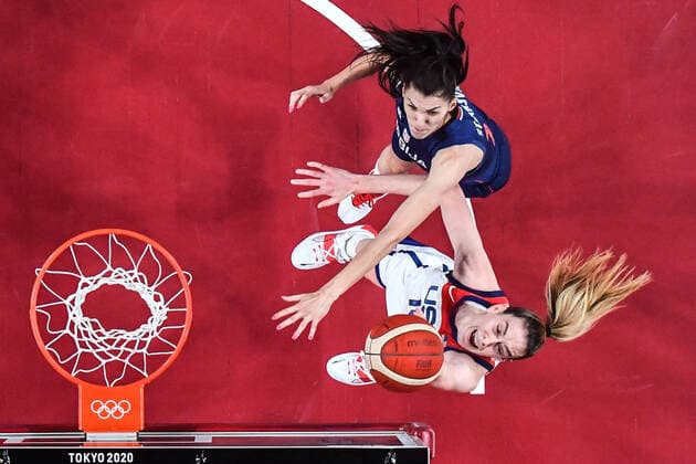 (210806) -- SAITAMA, Aug. 6, 2021 -- Breanna Stewart (down) of the United States goes for a layup during the women s basketball semifinal between the United States and Serbia at the Tokyo 2020 Olympic Games, Olympische Spiele, Olympia, OS in Saitama, Japan, Aug. 5, 2021. ) (TOKYO2020)JAPAN-SAITAMA-OLY-BASKETBALL-WOMEN S SEMIFINAL-USA VS SRB PanxYulong 