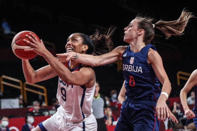 (210806) -- SAITAMA, Aug. 6, 2021 -- A ja Wilson (L) of the United States goes for a layup during the women s basketball semifinal between the United States and Serbia at the Tokyo 2020 Olympic Games, Olympische Spiele, Olympia, OS in Saitama, Japan, Aug. 5, 2021. ) (TOKYO2020)JAPAN-SAITAMA-OLY-BASKETBALL-WOMEN S SEMIFINAL-USA VS SRB PanxYulong 