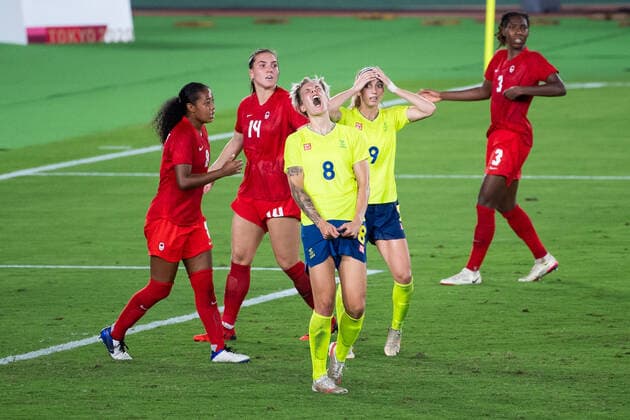 210806 Lina Hurtig and Kosovare Asllani of Sweden looks dejected in the womens football final during day 14 of the Tokyo 2020 Olympic Games on August 6, 2021 in Tokyo Photo Jon Olav Nesvold BILDBYRAN COP 217 DS0190 fotboll football soccer fotball olympic games olympics os ol olympic games olympic games tokyo2020 tokyo 2020 tokyo os tokyo ol bbeng sweden sweden canada canada final cheer,  Copyright: JONxOLAVxNESVOLD BB210806JE115