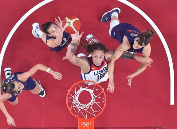 Sport Bilder des Tages (210806) -- SAITAMA, Aug. 6, 2021 -- Brittney Griner (2nd R) of the United States competes during the women s basketball semifinal between the United States and Serbia at the Tokyo 2020 Olympic Games, Olympische Spiele, Olympia, OS in Saitama, Japan, Aug. 6, 2021. ) (TOKYO2020)JAPAN-SAITAMA-OLY-BASKETBALL-WOMEN S SEMIFINAL-USA VS SRB MengxYongmin 