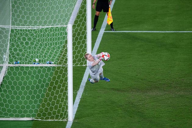 210806 Goalkeeper Hedvig Lindahl of Sweden saves penalty in the womens football final during day 14 of the Tokyo 2020 Olympic Games on August 6, 2021 in Tokyo Photo Joel Marklund PICTURE code JM DS0190 football football soccer football olympic games olympics os ol olympiska spel olympiske toys tokyo2020 tokyo 2020 tokyo os tokyo ol bbeng sweden sweden canada canada final,  Copyright: JOELxMARKLUND BB210806JM070