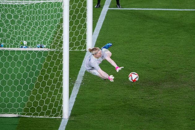 210806 Goalkeeper Hedvig Lindahl of Sweden saves penalty number four of Canada in the womens football final during day 14 of the Tokyo 2020 Olympic Games on August 6, 2021 in Tokyo Photo Joel Marklund BILDBYRAN kod JM DS0190 fotboll football soccer fotball olympic games olympics os ol olympic games olympic games tokyo2020 tokyo 2020 tokyo os tokyo ol bbeng sweden sweden canada canada final,  Copyright: JOELxMARKLUND BB210806JM072