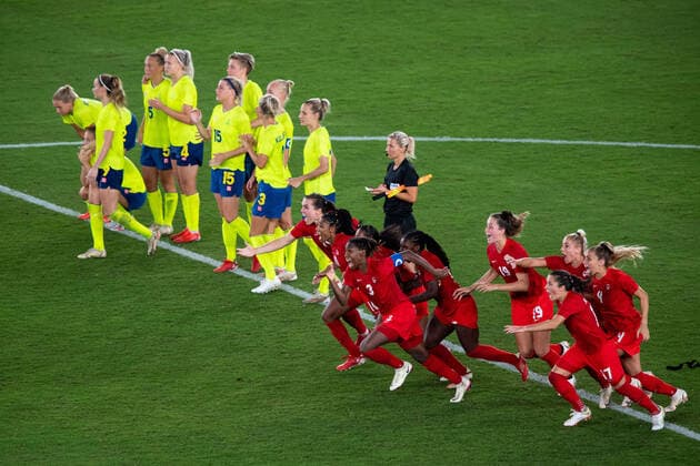 210806 Players of Canada celebrates winning and players of Sweden looks dejected after the women footballs football final during day 14 of the Tokyo 2020 Olympic Games on August 6, 2021 in Tokyo Photo Joel Marklund BILDBYRAN kod JM DS0190 fotboll football soccer fotball olympic games olympics os ol olympic games olympic games tokyo2020 tokyo 2020 tokyo os tokyo ol bbeng sweden sweden canada canada final jubel depp,  Copyright: JOELxMARKLUND BB210806JM076