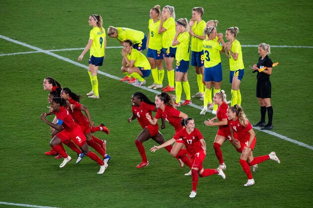 210806 Players of Canada celebrates winning and players of Sweden looks dejected after the women footballs football final during day 14 of the Tokyo 2020 Olympic Games on August 6, 2021 in Tokyo Photo Joel Marklund BILDBYRAN kod JM DS0190 fotboll football soccer fotball olympic games olympics os ol olympic games olympic games tokyo2020 tokyo 2020 tokyo os tokyo ol bbeng sweden sweden canada canada final jubel depp,  Copyright: JOELxMARKLUND BB210806JM077