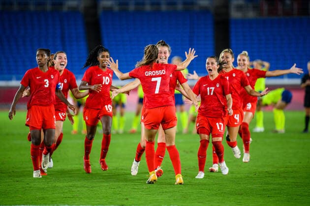 210806 Julia Grosso of Canada celebrates with teammates after the womens football final during day 14 of the Tokyo 2020 Olympic Games on August 6, 2021 in Tokyo Photo Carl Sandin PICTURE BODY code CS DS0190 football football soccer football olympic games olympics os ol olympic games olympic toys tokyo2020 tokyo 2020 tokyo os tokyo ol bbeng sweden sweden canada canada final cheer,  Copyright: CARLxSANDIN BB210806CS088