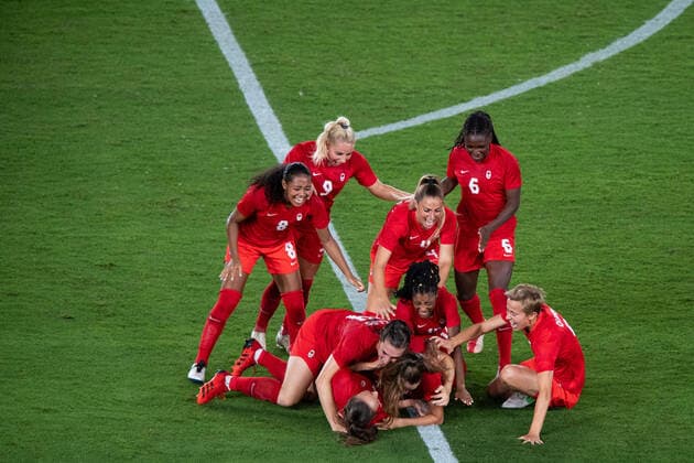 210806 Players of Canada celebrates winning and players of Sweden looks dejected after the women footballs football final during day 14 of the Tokyo 2020 Olympic Games on August 6, 2021 in Tokyo Photo Joel Marklund BILDBYRAN kod JM DS0190 fotboll football soccer fotball olympic games olympics os ol olympic games olympic games tokyo2020 tokyo 2020 tokyo os tokyo ol bbeng sweden sweden canada canada final jubel depp,  Copyright: JOELxMARKLUND BB210806JM081