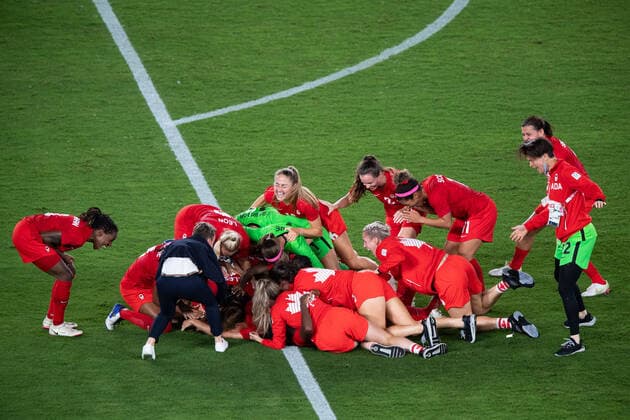 210806 Players of Canada celebrates winning and players of Sweden looks dejected after the women footballs football final during day 14 of the Tokyo 2020 Olympic Games on August 6, 2021 in Tokyo Photo Joel Marklund BILDBYRAN kod JM DS0190 fotboll football soccer fotball olympic games olympics os ol olympic games olympic games tokyo2020 tokyo 2020 tokyo os tokyo ol bbeng sweden sweden canada canada final jubel depp,  Copyright: JOELxMARKLUND BB210806JM083