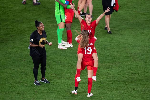 210806 Christine Sinclair and Jordyn Huitema of Canada celebrates winning and players of Sweden looks dejected after the womens football final during day 14 of the Tokyo 2020 Olympic Games on August 6, 2021 in Tokyo Photo Joel Marklund BILDBYRAN kod JM DS0190 fotboll football soccer fotball olympic games olympics os ol olympic games olympic games tokyo2020 tokyo 2020 tokyo os tokyo ol bbeng sweden sweden canada canada final jubel depp,  Copyright: JOELxMARKLUND BB210806JM085