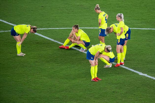 210806 Players of Sweden looks dejected after the womens football final during day 14 of the Tokyo 2020 Olympic Games on August 6, 2021 in Tokyo Photo Joel Marklund BILDBYRAN kod JM DS0190 fotboll football soccer fotball olympic games olympics os ol olympiska spel olympiske leker tokyo2020 tokyo 2020 tokyo os tokyo ol bbeng sweden sweden canada canada final depp,  Copyright: JOELxMARKLUND BB210806JM088