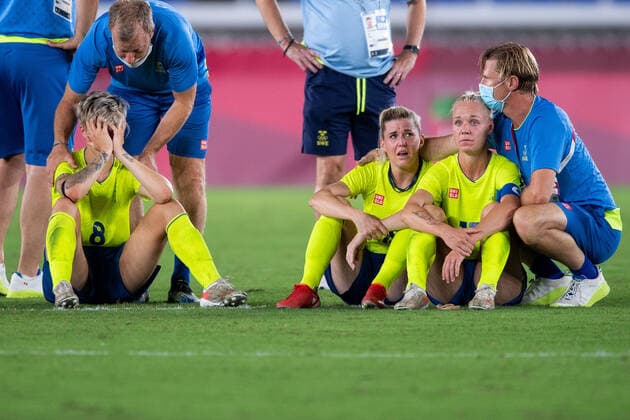 210806 Players of Sweden and Peter Gerhardsson, head coach of Sweden, looks dejected after the womens football final during day 14 of the Tokyo 2020 Olympic Games on August 6, 2021 in Tokyo Photo Daniel Stiller BILDBYRAN kod DS DS0190 fotboll football soccer fotball olympic games olympics os ol olympic games olympic games tokyo2020 tokyo 2020 tokyo os tokyo ol bbeng sweden sweden canada canada final depp,  Copyright: DANIELxSTILLER BB210806DS051