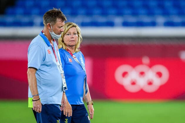 210806 Peter Gerhardsson, head coach of Sweden, and Marika Domansky Lyfors look dejected after the womens football final during day 14 of the Tokyo 2020 Olympic Games on August 6, 2021 in Tokyo Photo Carl Sandin BILDBYRAN kod CS DS0190 fotboll football soccer fotball olympic games olympics os ol olympic games olympic games tokyo2020 tokyo 2020 tokyo os tokyo ol bbeng sweden sweden canada canada final depp,  Copyright: CARLxSANDIN BB210806CS100