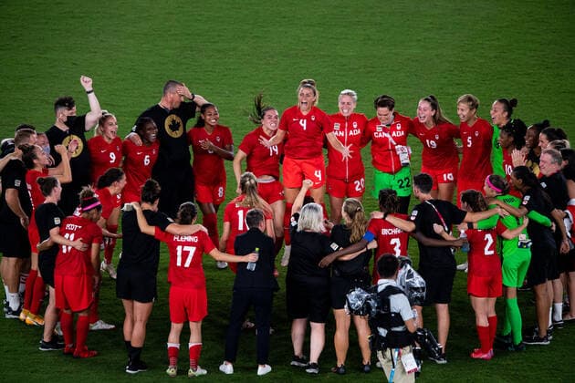 210806 Players of Canada celebrates after the womens football final during day 14 of the Tokyo 2020 Olympic Games on August 6, 2021 in Tokyo Photo Joel Marklund IMAGE CODE JM DS0190 football football soccer football olympic games olympics os ol olympic games olympic games tokyo2020 tokyo 2020 tokyo os tokyo ol bbeng sweden sweden canada canada final jubel,  Copyright: JOELxMARKLUND BB210806JM095