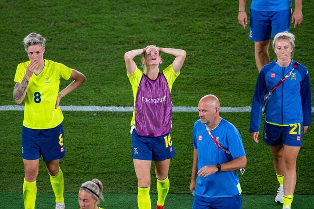 210806 Lina Hurtig and Sofia Jakobsson of Sweden looks dejected after the womens football final during day 14 of the Tokyo 2020 Olympic Games on August 6, 2021 in Tokyo Photo Joel Marklund BILDBYRAN kod JM DS0190 fotboll football soccer fotball olympic games olympics os ol olympiska olympic games tokyo2020 tokyo 2020 tokyo os tokyo ol bbeng sweden sweden canada canada final depp,  Copyright: JOELxMARKLUND BB210806JM099