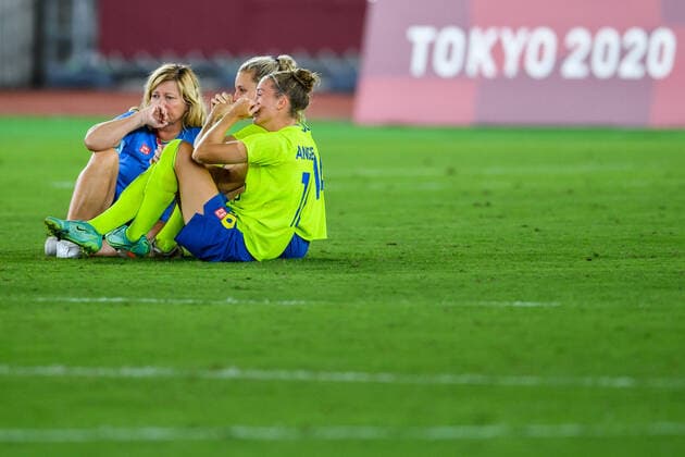 210806 Marika Domanski Lyfors, Nathalie Björn and Filippa Angeldahl of Sweden look dejected after the womens football final during day 14 of the Tokyo 2020 Olympic Games on August 6, 2021 in Tokyo Photo Carl Sandin BILDBYRAN kod CS DS0190 fotboll football soccer fotball olympic games olympics os ol olympic games olympic games tokyo2020 tokyo 2020 tokyo os tokyo ol bbeng sweden sweden canada canada final depp,  Copyright: CARLxSANDIN BB210806CS110