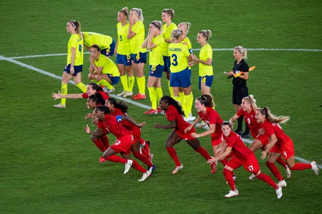 210806 Players of Canada celebrates winning and players of Sweden looks dejected after the women footballs football final during day 14 of the Tokyo 2020 Olympic Games on August 6, 2021 in Tokyo Photo Joel Marklund BILDBYRAN kod JM DS0190 fotboll football soccer fotball olympic games olympics os ol olympic games olympic games tokyo2020 tokyo 2020 tokyo os tokyo ol bbeng sweden sweden canada canada final jubel depp,  Copyright: JOELxMARKLUND BB210806JM107