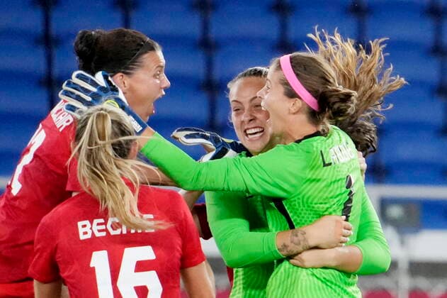 Sport Bilder des Tages August 6, 2021, Yokohama, Japan: Christine Sinclair, left, celebrates with teammates as Canada celebrates after defeating Sweden in the penalty shoot-out in the women s soccer final during the summer Tokyo Olympics in Yokohama, Japan on Friday, August 6, 2021. Canada News - August 6, 2021  - ZUMAc35_ 20210806_zaf_c35_081 Copyright: xFrankxGunnx