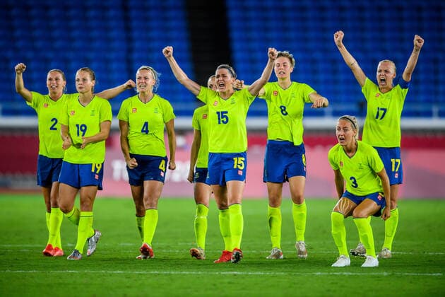 210806 Jonna Andersson, Anna Anvegard, Hanna Glas, Olivia Schough, Lina Hurtig, Emma Kullberg and Caroline Seger of Sweden celebrate during a penalty shoot out in the womens football final during day 14 of the Tokyo 2020 Olympic Games on August 6, 2021 in Tokyo Photo Carl Sandin PICTURE AGENCY code CS DS0190 football football soccer football olympic games olympics os ol olympic games olympic games tokyo2020 tokyo 2020 tokyo os tokyo ol bbeng sweden sweden canada canada canada final cheer,  Copyright: CARLxSANDIN BB210806CS112