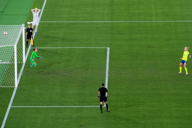 210806 Caroline Seger of Sweden misses her penalty in the womens football final during day 14 of the Tokyo 2020 Olympic Games on August 6, 2021 in Tokyo Photo Joel Marklund PICTURE CODE JM DS0190 football football soccer football olympic games olympics os ol olympiska spel olympiske toys tokyo2020 tokyo 2020 tokyo os tokyo ol bbeng sweden sweden canada canada final,  Copyright: JOELxMARKLUND BB210806JM109