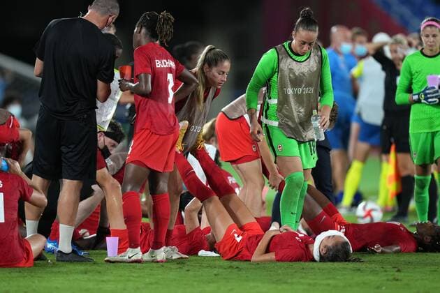 Mandatory Credit: Photo by Masatoshi Okauchi Shutterstock (12249227ad) Canada players stretch before extra time Sweden v Canada, international football, Women s final, Tokyo Olympic Games, Olympische Spiele, Olympia, OS 2020, International Stadium Yokohama, Japan - 06 Aug 2021 Sweden v Canada, international football, Women s final, Tokyo Olympic Games 2020, International Stadium Yokohama, Japan - 06 Aug 2021  Copyright: xMasatoshixOkauchi Shutterstockx 12249227ad