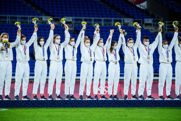 210807 Team USA celebrate on the podium during the medal ceremony after the womens football final during day 14 of the Tokyo 2020 Olympic Games on August 6, 2021 in Tokyo Photo Carl Sandin BILDBYRAN kod CS DS0190 fotboll football soccer fotball olympic games olympics os ol olympic games olympic games tokyo2020 tokyo 2020 tokyo os tokyo ol bbeng sweden sweden canada canada final cheer,  Copyright: CARLxSANDIN BB210807CS010