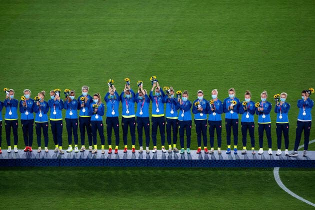 210807 Players of Sweden at the podium at the medal ceremony after the womens football final during day 14 of the Tokyo 2020 Olympic Games on August 6, 2021 in Tokyo Photo Joel Marklund BILDBYRAN kod JM DS0190 fotboll football soccer fotball olympic games olympics os ol olympic games olympic games tokyo2020 tokyo 2020 tokyo os tokyo ol bbeng sweden sweden canada canada final,  Copyright: JOELxMARKLUND BB210807JM004